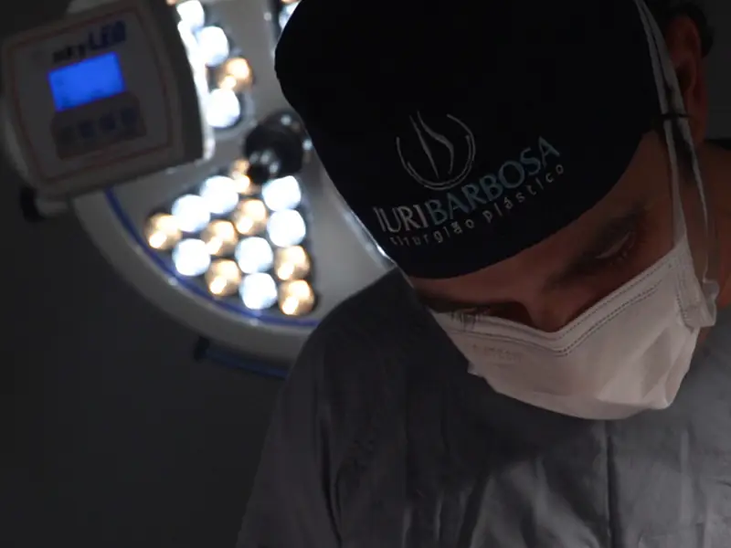 Dr. Iuri Barbosa durante cirurgia