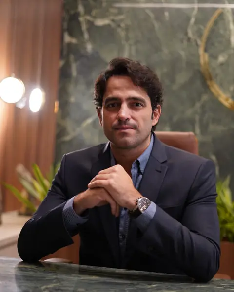 Dr. Iuri Barbosa em seu consultório